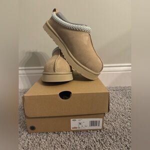 Ugg Tazz Adult Size 6, Brand New